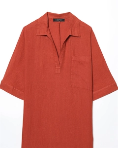 Dettaglio di una camicia di lino rosso ruggine con scollo a V e tasca quadrata frontale