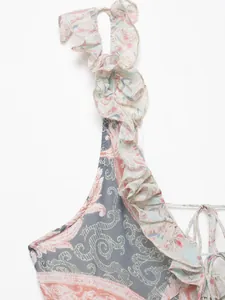 Dettaglio spalline con volant e stampa floreale paisley su abito sottoveste blu