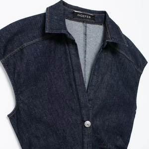 Dunkelblaue Jeansweste mit klassischem Reverskragen und Kontrastnähten im Detail