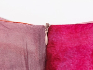 Dettaglio della cucitura con cerniera invisibile su gonna bicolore rosa e viola
