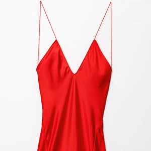 Elegantes rotes Satin-Midikleid mit dünnen Trägern und V-Ausschnitt auf weißem Grund