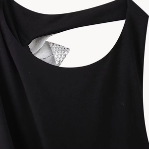 Eleganter schwarzer Neckholder-Body für Damen mit Cut-out-Design und funkelnden silbernen Strasssteinen