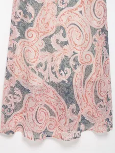 Dettaglio del tessuto elegante con stampa paisley rosa e blu dalla texture morbida