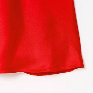 Elegantes rotes Satin-Maxikleid mit rückenfreiem Design und glänzendem Seidenstoff