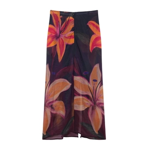Dettaglio della gonna lunga con stampa floreale a gigli e texture in chiffon leggero