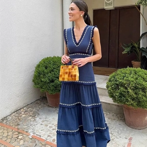 Robe longue bohème bleu marine à col en V sans manches avec broderie et franges
