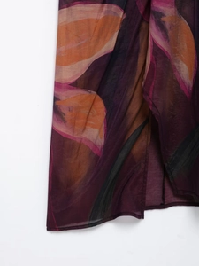 Dettaglio ravvicinato di leggero chiffon con motivi floreali viola e arancioni