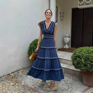 Robe longue à volants bleu foncé sans manches avec broderie géométrique blanche et col en V