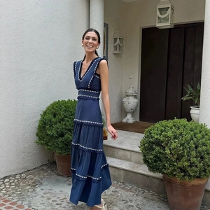 Robe longue sans manches bleu marine à volants superposés avec broderie de dentelle