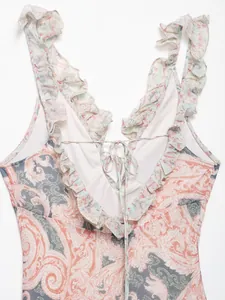 Dettaglio del body con stampa paisley, spalline con volant e lacci intrecciati sul retro