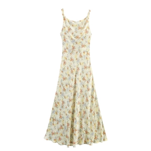 Robe longue satinée à fleurs avec fines bretelles et col bénitier au style bohème