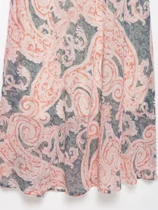 Dettaglio ravvicinato del tessuto in chiffon paisley in toni arancione e blu grigio