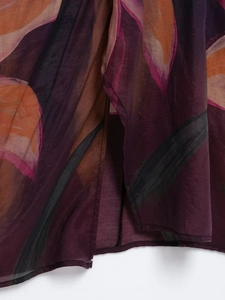 Dettaglio del tessuto in chiffon floreale viola con trama liscia e orlo rifinito
