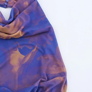 Détail d'une robe en mesh bleu marine avec imprimé floral abstrait et petits boutons