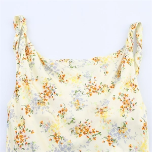 Robe d'été à fleurs jaune avec col bénitier et texture satinée imprimée ethnique