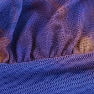 Gros plan sur le tissu en maille bleu et violet montrant une texture nid d'abeille