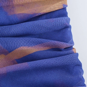 Détail du tissu en maille bleu roi avec imprimé aquarelle abstrait orange et violet