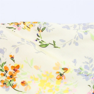 Gros plan détaillé de l'imprimé floral sur tissu satiné doux pour robes