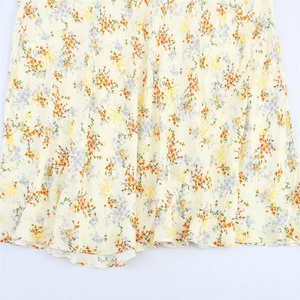 Gros plan détaillé du motif floral et de la texture satinée de la robe d'été