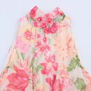 Nahaufnahme des Blumenmusters am ärmellosen Neckholder-Oberteil aus leichtem Chiffon