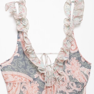 Abito da donna con stampa Paisley, spalline a volant e dettagli di lacci sul davanti