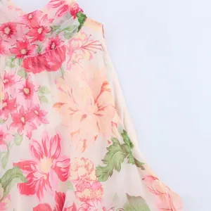 Detailansicht des gefalteten Ausschnitts an diesem geblümten Chiffonkleid