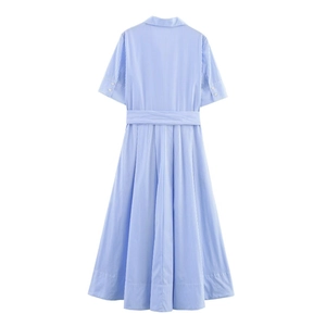 Détail d'une robe chemisier en popeline à rayures bleues et blanches avec ceinture et coupe A