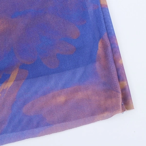 Détail du tissu en maille florale avec imprimé tie-dye coloré et bord de couture soigné