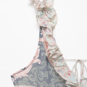 Abito a fiori con spalline a volant e motivo damascato vintage su tessuto azzurro
