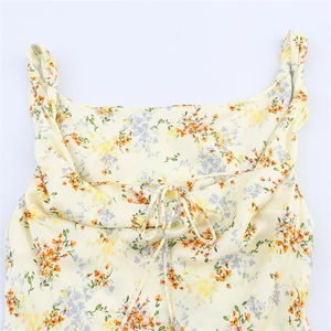 Détail du décolleté à cordon et de l'imprimé fleuri sur la robe d'été en satin