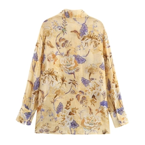 Vista posteriore della camicia in lino con stampa floreale vintage gialla a maniche lunghe