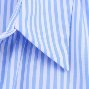 Gros plan du col rayé bleu et blanc sur la robe chemise en popeline avec détails du tissu