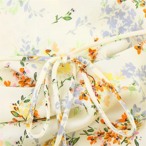 Gros plan sur le tissu en satin floral avec bretelles fines et motifs fleuris