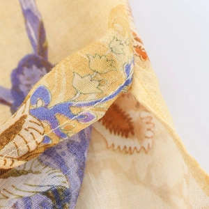 Camicia in misto lino con stampa floreale giallo chiaro e fiori viola primavera 2025