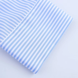 Gros plan détaillé du tissu en popeline à rayures bleues et blanches avec coutures nettes