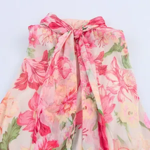 Detailansicht des Oberteils aus Chiffon mit rosa-gelbem Blumenmuster und Schluppe am Hals