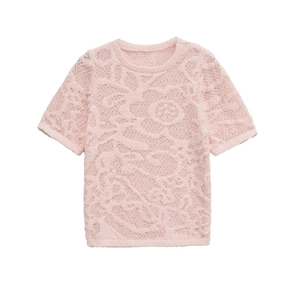 Detailansicht eines rosa Kurzarmstrickoberteils mit 3D-Hohlrosen-Jacquard-Mustern