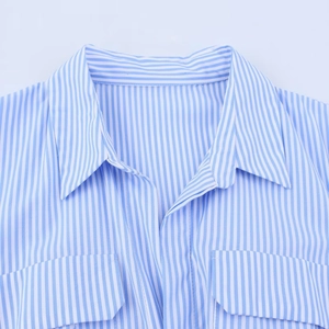 Robe chemise classique en popeline à rayures bleu clair avec col et doubles poches