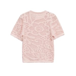 Nahaufnahme des rosa Kurzarm-Strickoberteils mit aufwendigen 3D-Blumenhäkel-Strukturdetails