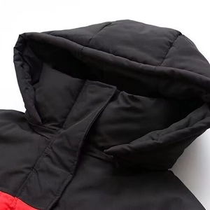 Damen Kapuzen-Steppjacke 2025 für den Winter mit rot-schwarzem Patchwork-Kontrastdesign