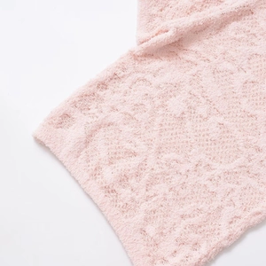 Nahaufnahme der weichen hellrosa Plüschstoff-Textur für ein Damen-Kurzarm-Oberteil