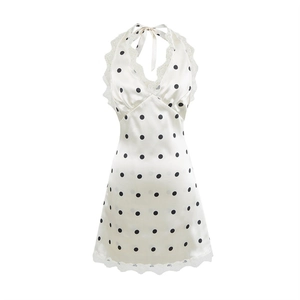 Detailansicht des weißen Polka-Dot-Satinkleids mit zartem V-Ausschnitt und Spitze