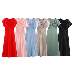 Détail de robes midi en satin à col en V déclinées en plusieurs coloris soyeux