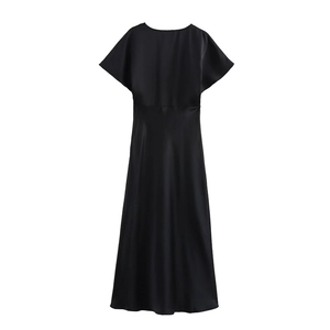 Robe midi élégante en satin noir à taille haute et col en V pour un look d'été chic