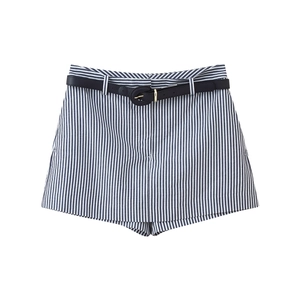 Détail de short décontracté à rayures verticales avec ceinture bleue et boucle dorée