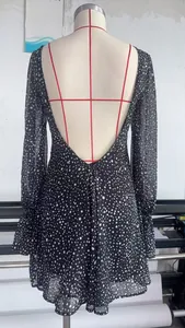 Détail de la robe sexy dos nu à pois avec poignets à volants élégants sur manches longues