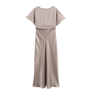 Détail de la robe midi en satin doré champagne avec manches volantées et texture soyeuse