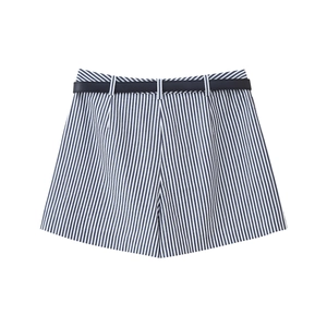 Détail du short à rayures bleues avec taille haute et ceinture noire en similicuir