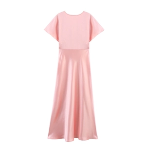Détail de la robe midi en satin rose montrant la texture lisse et les manches à volants