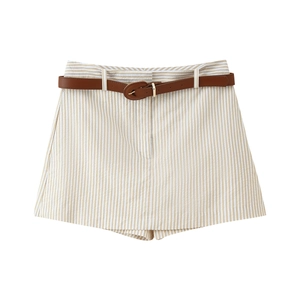 Détails à plat de la jupe-culotte rayée en tissu crépon avec ceinture marron et boucle dorée